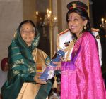  receive Padma Vibhushan in Rashtrapati Bhavan, New Delhi on 7th April 2010 (5).jpg